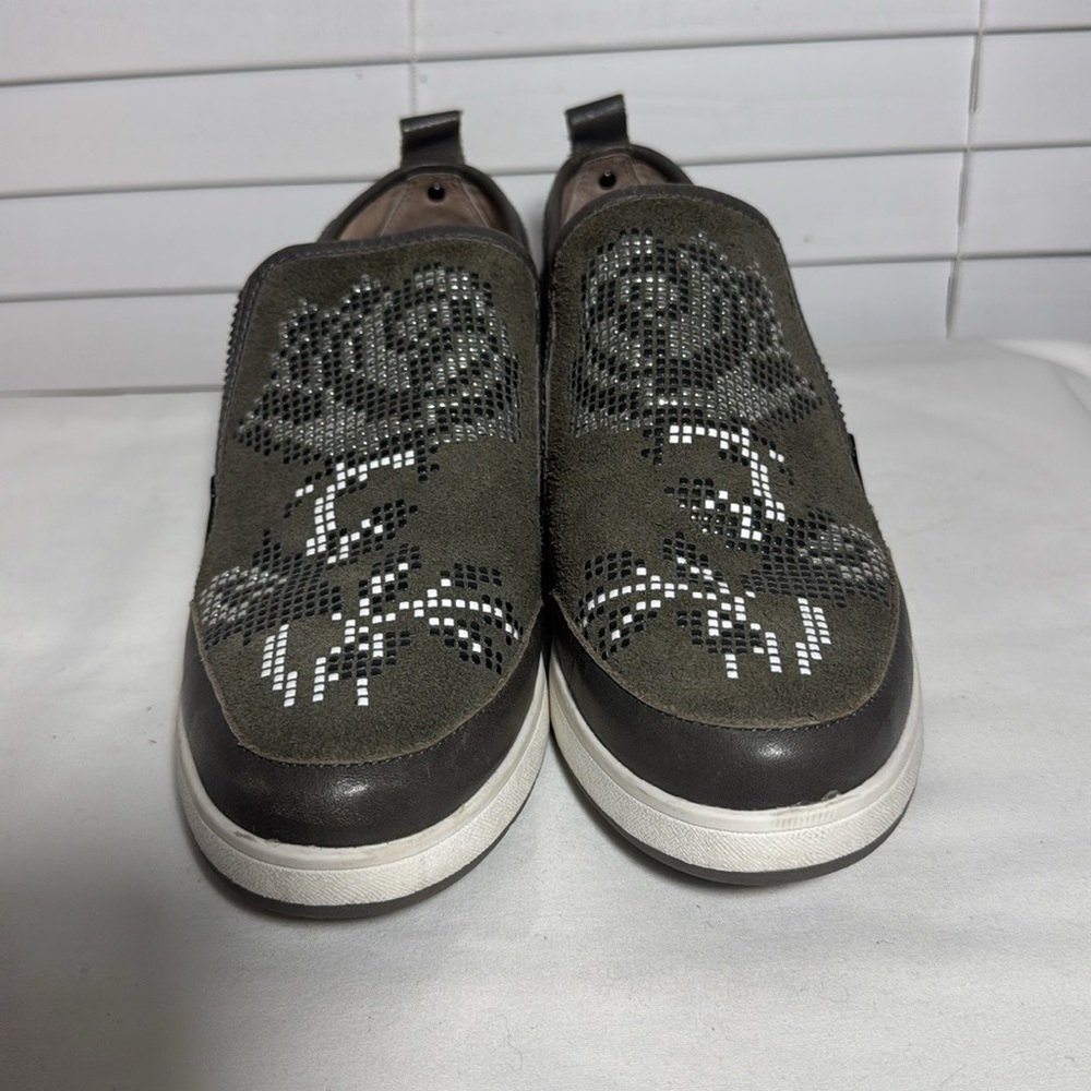 Donald J Pliner Sneakers